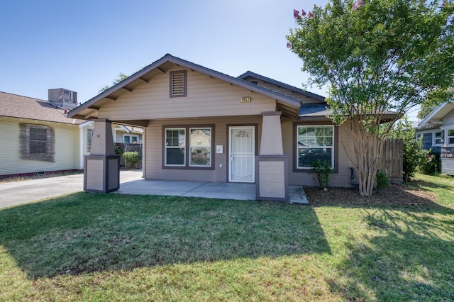 1437 N San Pablo Ave, Fresno, CA 93728 - bungalow-style home featuring a front yard and a porch