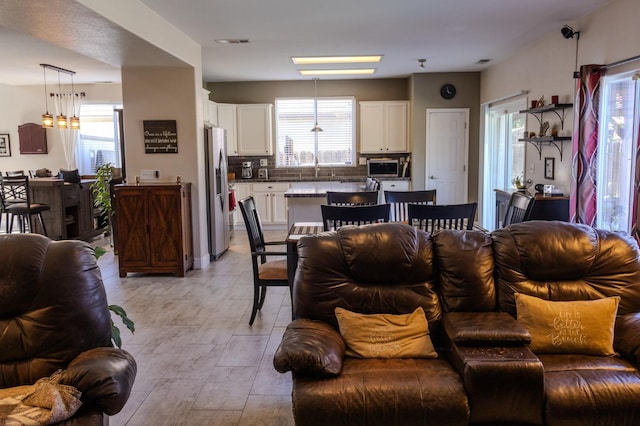 2457 Carson Ave, Clovis, CA 93611 - living room featuring a chandelier