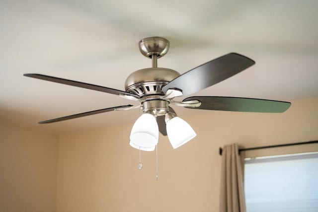 4115 E Montecito Ave, Fresno, CA 93702 - detailed view of ceiling fan