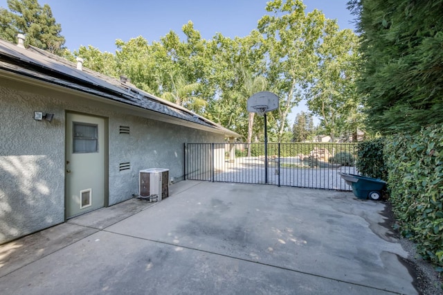 689 E Pintail Cir, Fresno, CA 93730 - view of patio / terrace