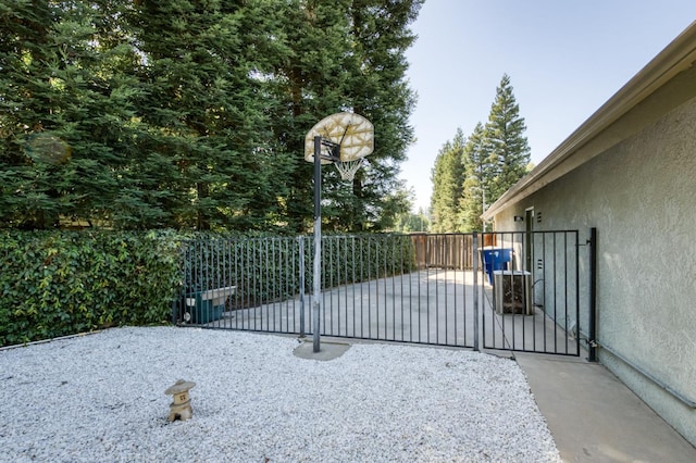 689 E Pintail Cir, Fresno, CA 93730 - view of gate