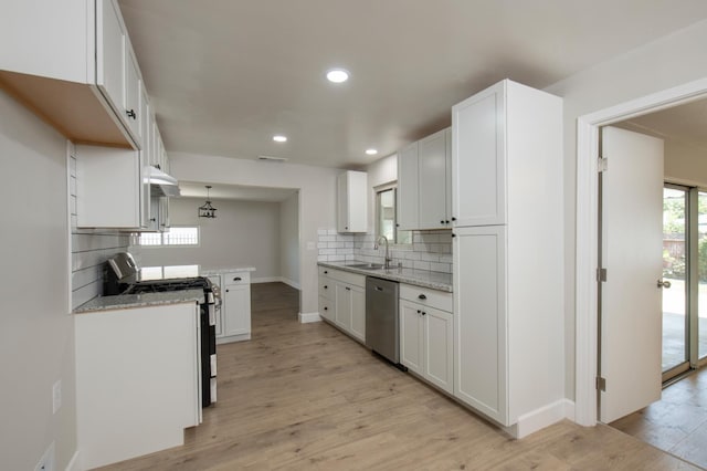 4342 E Buckingham Way, Fresno, CA 93726 - kitchen featuring stainless steel appliances, under cabinet range hood, backsplash, light wood-style flooring, and white cabinetry