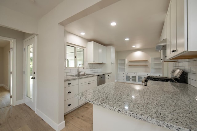 4342 E Buckingham Way, Fresno, CA 93726 - kitchen featuring stainless steel appliances, light wood-style floors, tasteful backsplash, open shelves, and recessed lighting