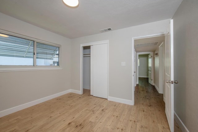 4342 E Buckingham Way, Fresno, CA 93726 - unfurnished bedroom featuring light wood finished floors and a closet