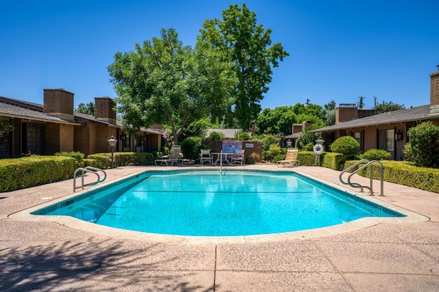 5072 N Wishon Ave Unit C, Fresno, CA 93704 - community pool with a patio area