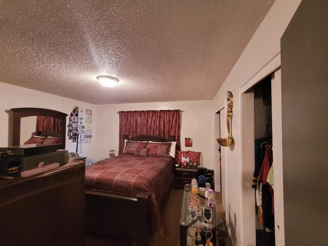 bedroom featuring a textured ceiling and a closet