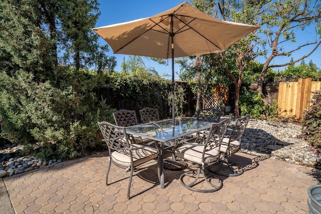 1622 E Shadow Crk, Fresno, CA 93730 - view of patio featuring outdoor dining space