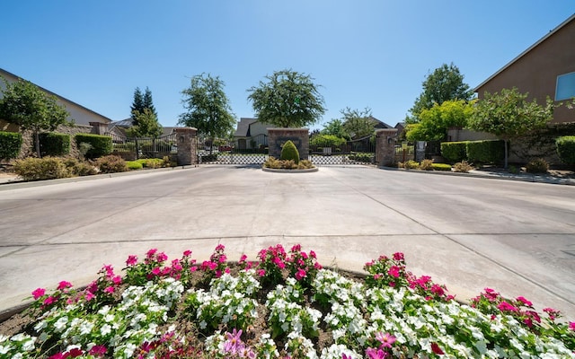 6712 W Lucas Dr, Fresno, CA 93722 - exterior space featuring a gate
