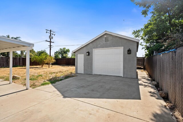 1428 N Knoll Ave, Fresno, CA 93722 - detached garage featuring driveway