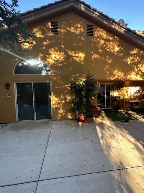 6675 N Lola Ave, Fresno, CA 93722 - rear view of house with a patio and stucco siding