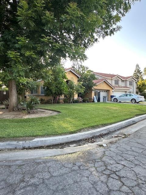 6675 N Lola Ave, Fresno, CA 93722 - view of front of home with a front lawn