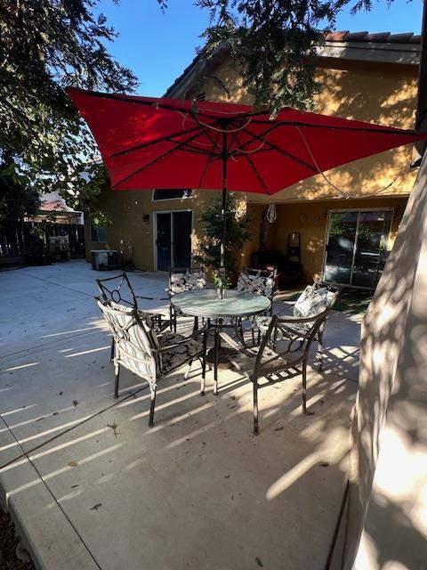 6675 N Lola Ave, Fresno, CA 93722 - view of patio / terrace featuring outdoor dining area