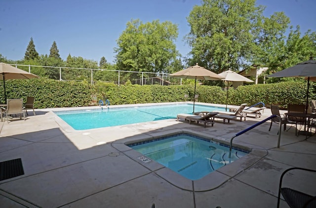 5513 N El Adobe Dr, Fresno, CA 93711 - community pool with a patio