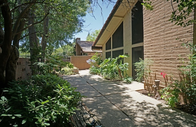 5513 N El Adobe Dr, Fresno, CA 93711 - view of side of property with a patio area