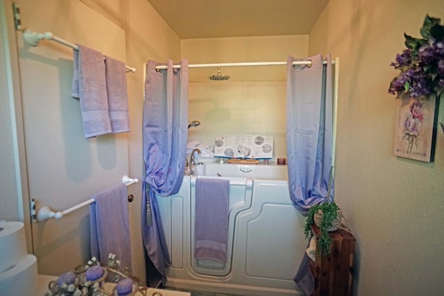 5513 N El Adobe Dr, Fresno, CA 93711 - bathroom featuring shower / tub combo and toilet