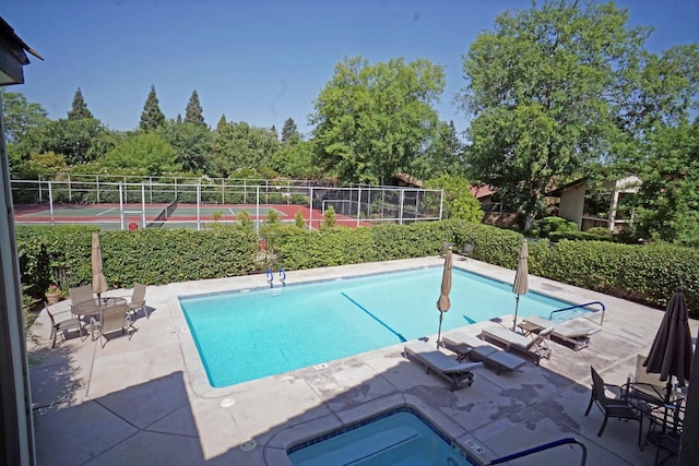 5513 N El Adobe Dr, Fresno, CA 93711 - community pool with a patio