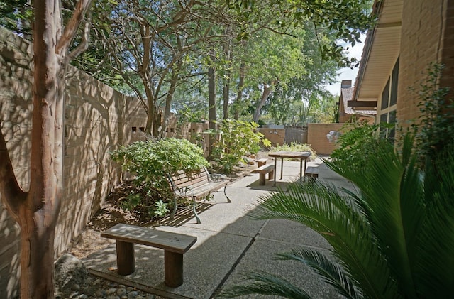 5513 N El Adobe Dr, Fresno, CA 93711 - fenced backyard featuring a patio area