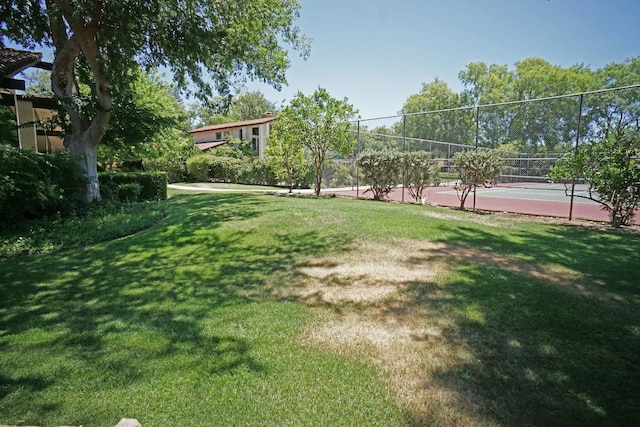5513 N El Adobe Dr, Fresno, CA 93711 - view of yard featuring a tennis court