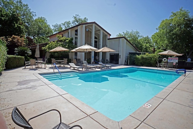 5513 N El Adobe Dr, Fresno, CA 93711 - community pool with a patio