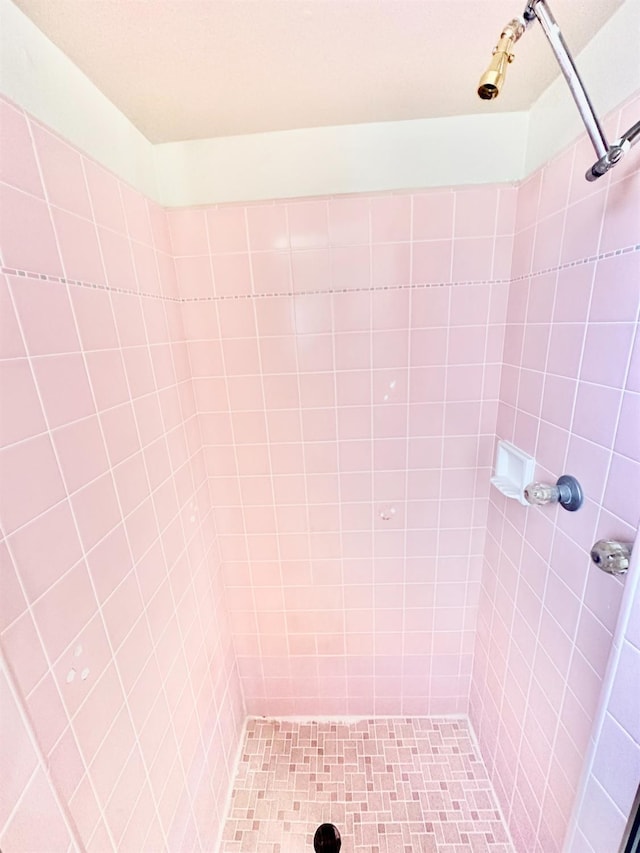 535 W Peralta Way, Fresno, CA 93705 - full bathroom with a tile shower
