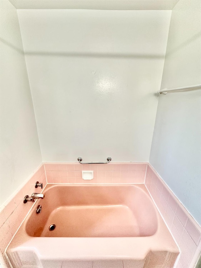 535 W Peralta Way, Fresno, CA 93705 - full bath featuring a garden tub