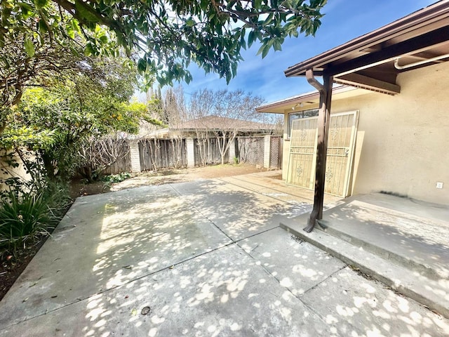 535 W Peralta Way, Fresno, CA 93705 - view of patio / terrace