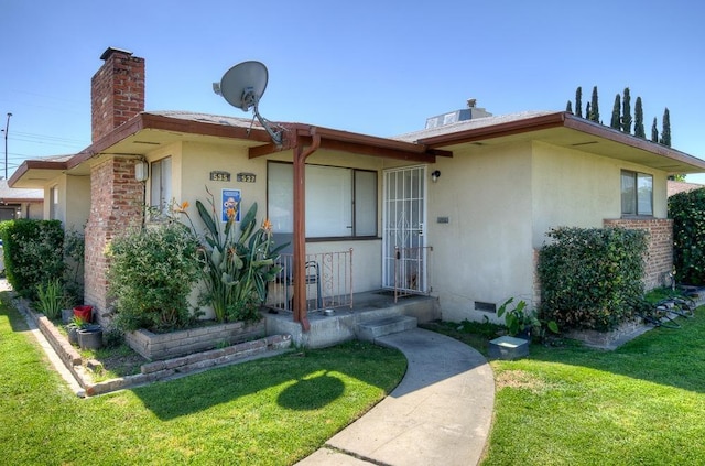 535 W Peralta Way, Fresno, CA 93705 - view of front of home featuring a chimney, crawl space, a front yard, and stucco siding