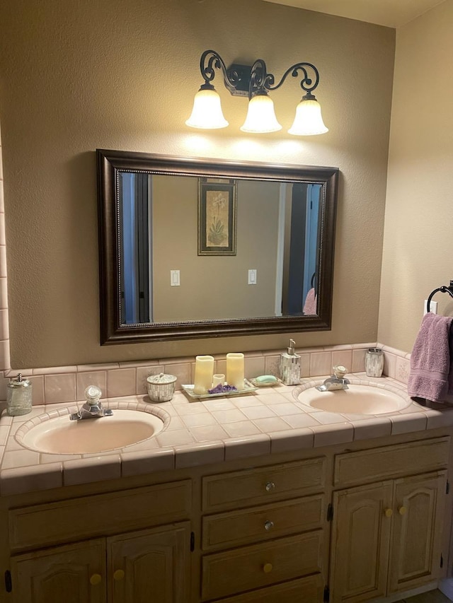 36883 Cloverleaf Ave, Madera, CA 93636 - full bath with double vanity