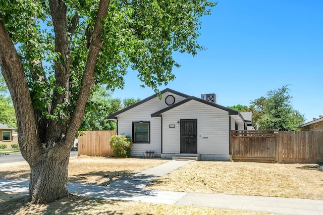 2546 N Thorne Ave, Fresno, CA 93704 - view of bungalow-style house