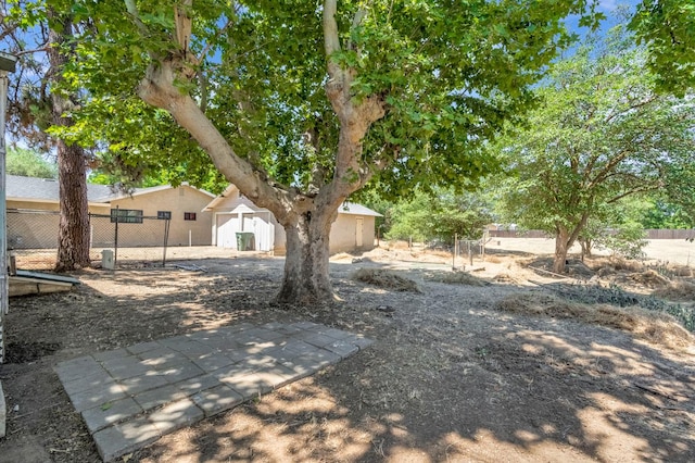 760 Sunnyside Ave, Clovis, CA 93611 - view of yard featuring a shed