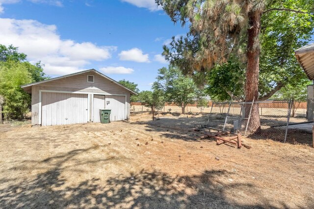 760 Sunnyside Ave, Clovis, CA 93611 - view of yard featuring a detached garage, an outdoor structure, and a pole building