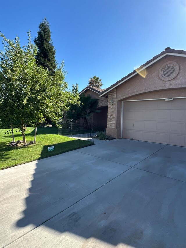 220 S Double Tree Way, Madera, CA 93637 - view of front of home featuring a front yard, concrete driveway, and an attached garage