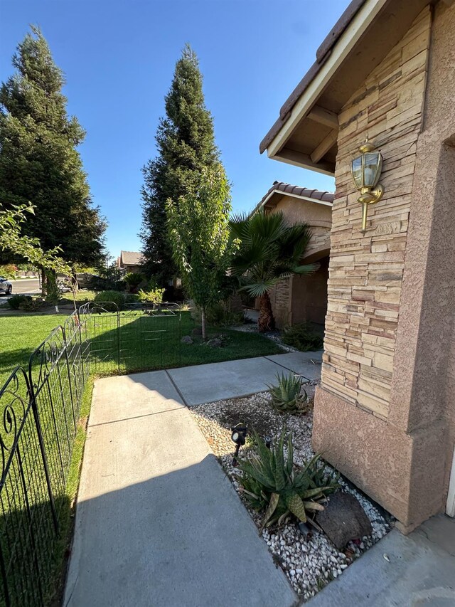 220 S Double Tree Way, Madera, CA 93637 - view of yard