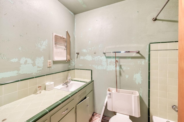 2120 Richard Ave, Sanger, CA 93657 - bathroom featuring vanity, backsplash, and bathing tub / shower combination