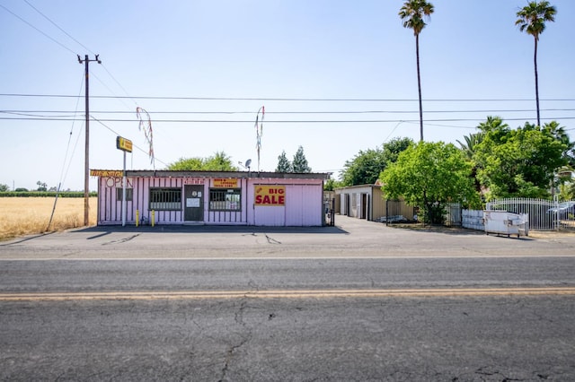 43125 Rd 80, Dinuba, CA 93618 - view of front facade featuring board and batten siding