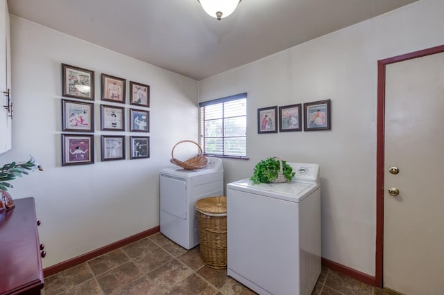 43125 Rd 80, Dinuba, CA 93618 - laundry area with washer and clothes dryer and baseboards