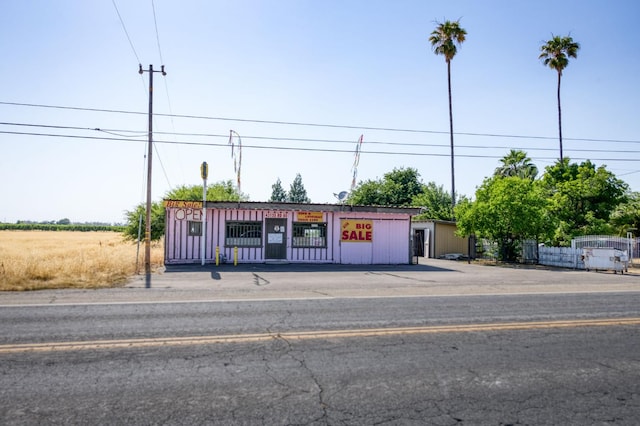 43125 Rd 80, Dinuba, CA 93618 - view of front of home featuring board and batten siding