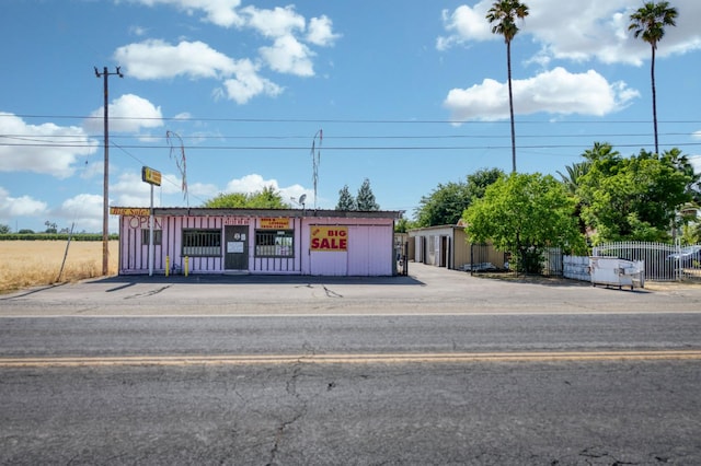 43125 Rd 80, Dinuba, CA 93618 - view of front facade with board and batten siding