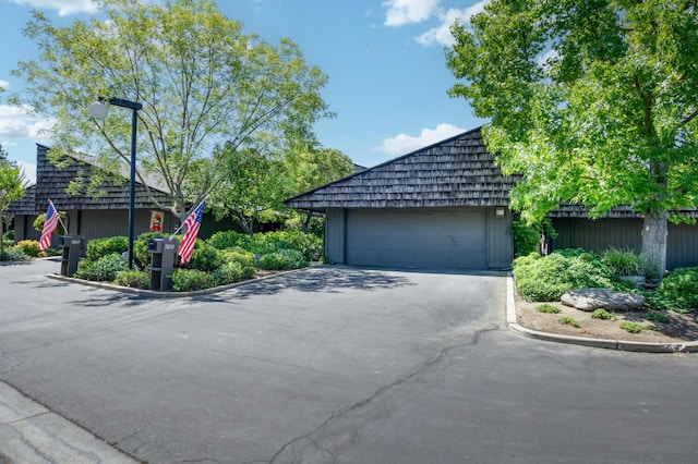 5039 N Van Ness Blvd, Fresno, CA 93711 - garage featuring driveway