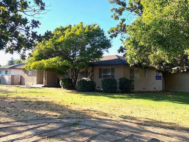 4902 E Townsend Ave, Fresno, CA 93727 - view of front facade featuring crawl space and a front yard