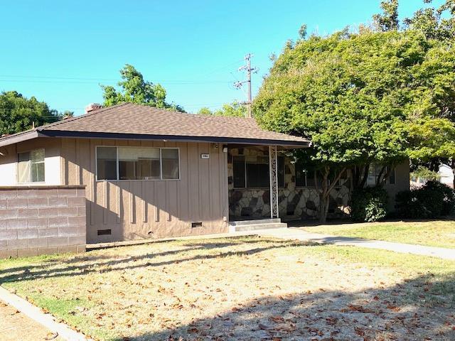 4902 E Townsend Ave, Fresno, CA 93727 - view of front of home featuring crawl space, board and batten siding, roof with shingles, and a front yard