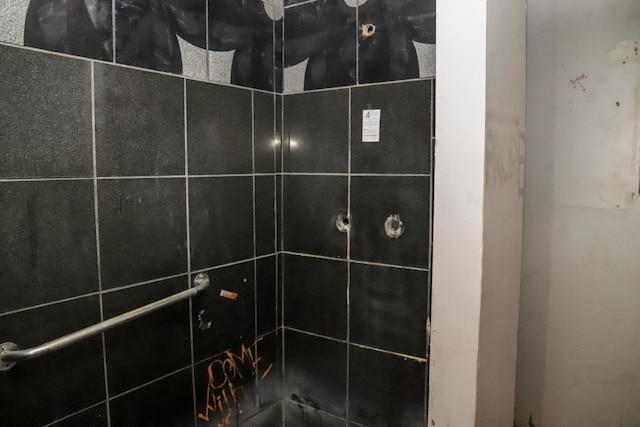 2413 S Sierra Vista Ave, Fresno, CA 93725 - bathroom view