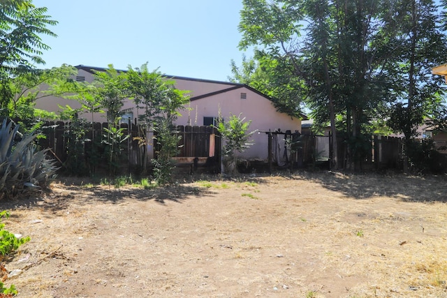 2413 S Sierra Vista Ave, Fresno, CA 93725 - view of yard