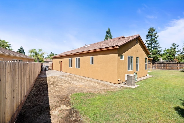 9416 N Jade Ave, Fresno, CA 93720 - view of side of property with stucco siding and a fenced backyard