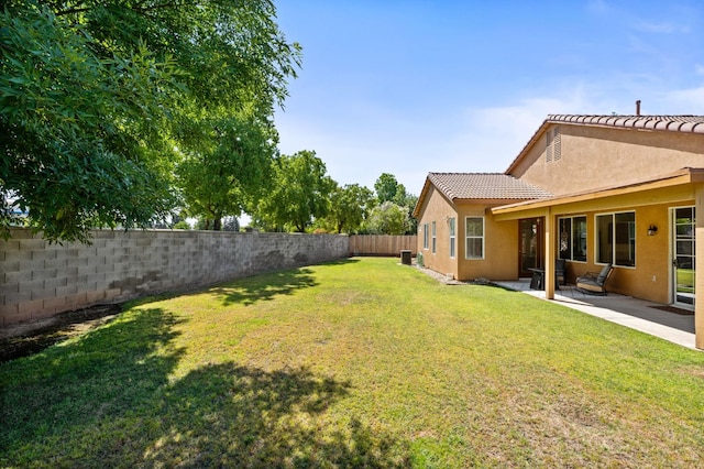 9416 N Jade Ave, Fresno, CA 93720 - fenced backyard with a patio