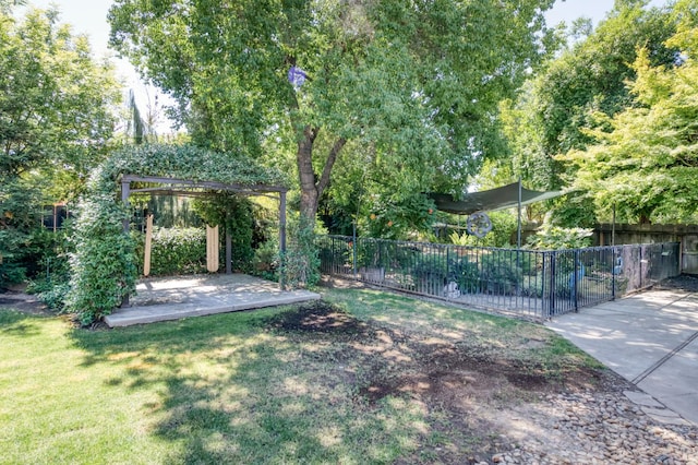 6328 N Benedict Ave, Fresno, CA 93711 - view of yard with a patio area