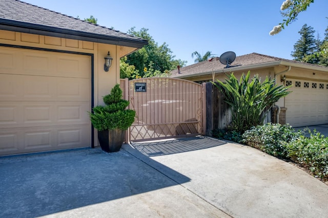 6328 N Benedict Ave, Fresno, CA 93711 - garage with a gate