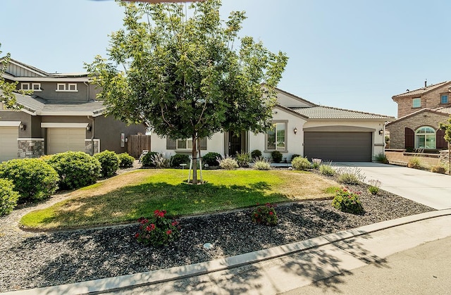 117 Emperor Way, Dinuba, CA 93618 - view of front of house featuring stucco siding, driveway, a front yard, and an attached garage