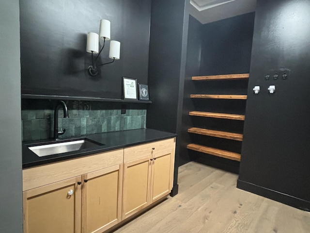 4240 Rall Ave, Clovis, CA 93619 - bar area with light wood-type flooring and backsplash