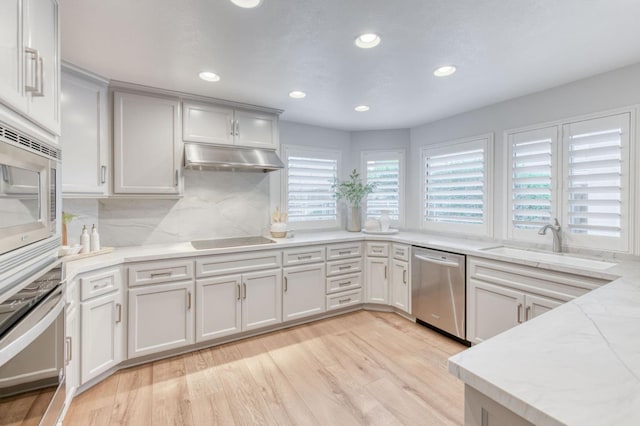 7334 N Geraldine Ave, Fresno, CA 93711 - kitchen with stainless steel appliances, light wood-style flooring, under cabinet range hood, backsplash, and recessed lighting